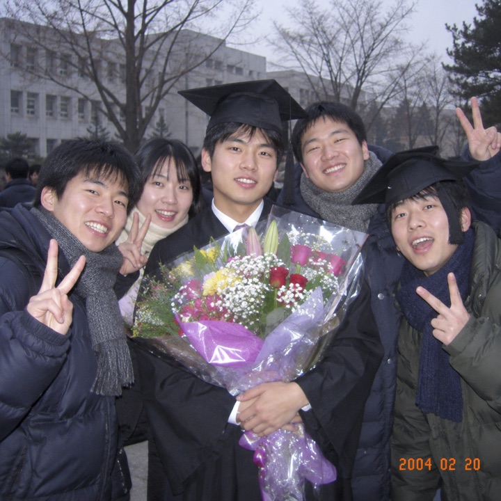 2004년 대학 졸업식 친구들과 꽃다발 사진
